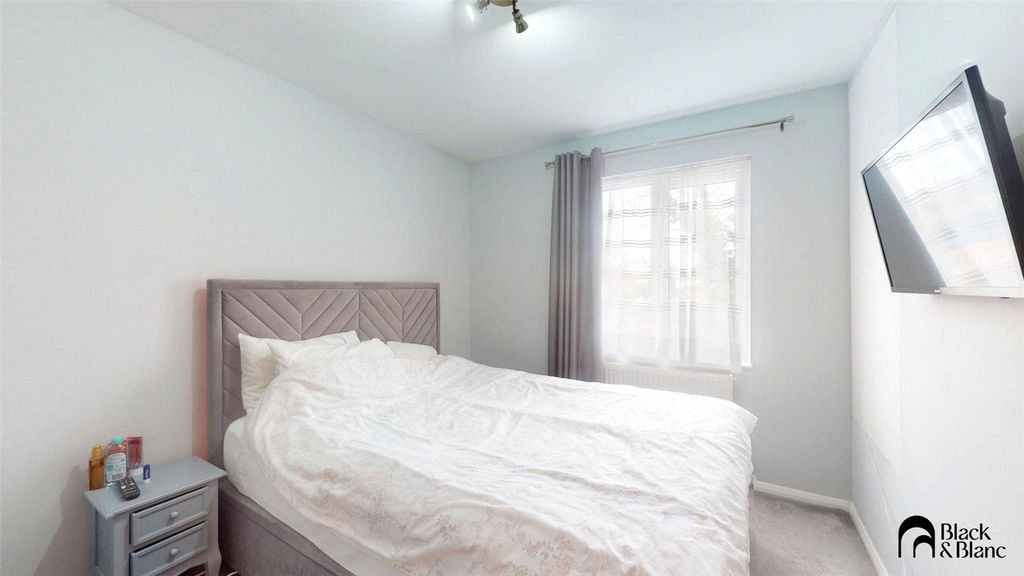 Property photo 3 of 6 Bedroom