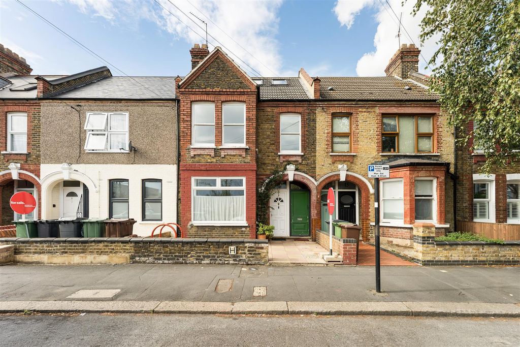 Property photo 1 of 30 Clementina Road, E10
