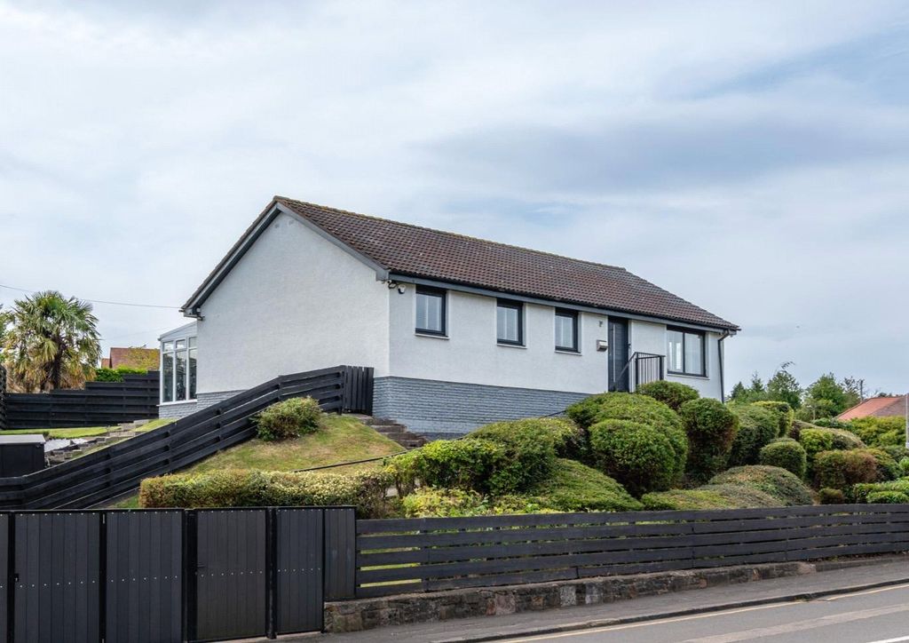 Property photo 1 of 27 Cramond Rd S 01