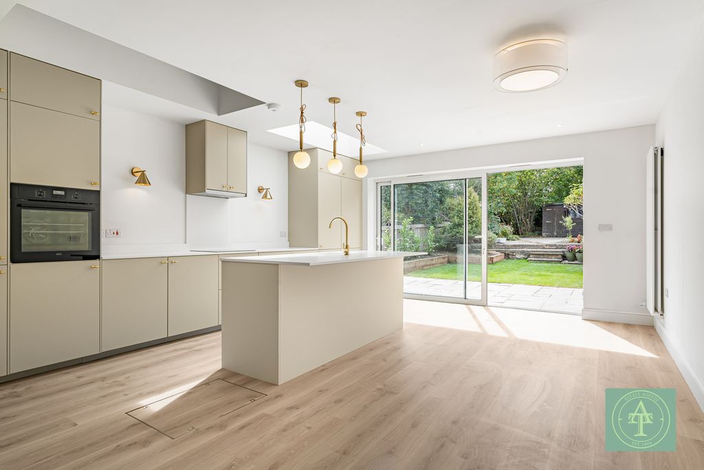 Property photo 1 of 35 4 Bedroom Semi Detached For Sale