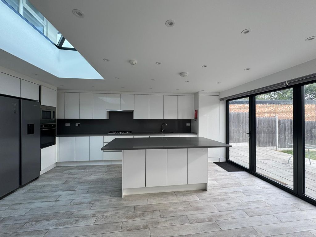 Property photo 2 of 18 Branksome Way (14)