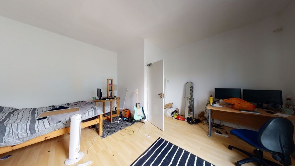 Property photo 1 of 15 A Bright And Tidy Single Bedroom Featuring A Woode...