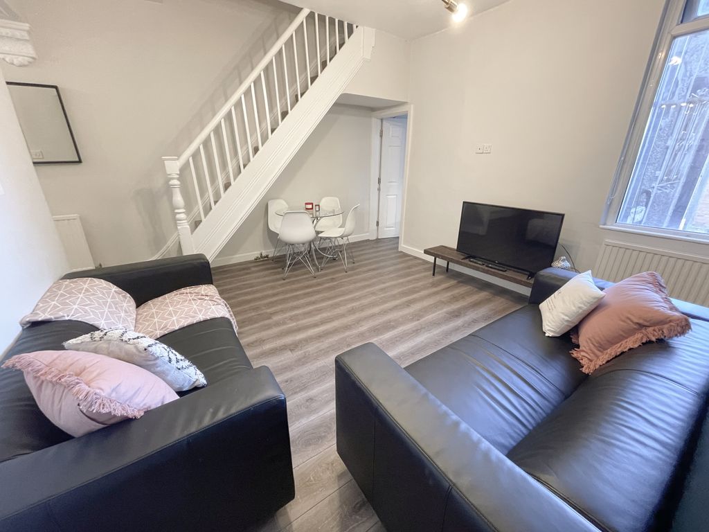 Property photo 3 of 11 10 Cotswold(4)