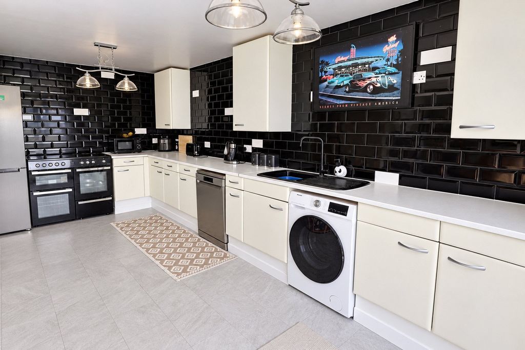 Property photo 2 of 13 Picture No. 02