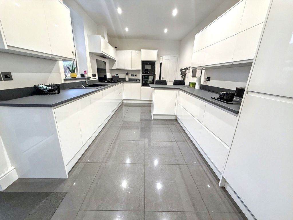 Property photo 3 of 27