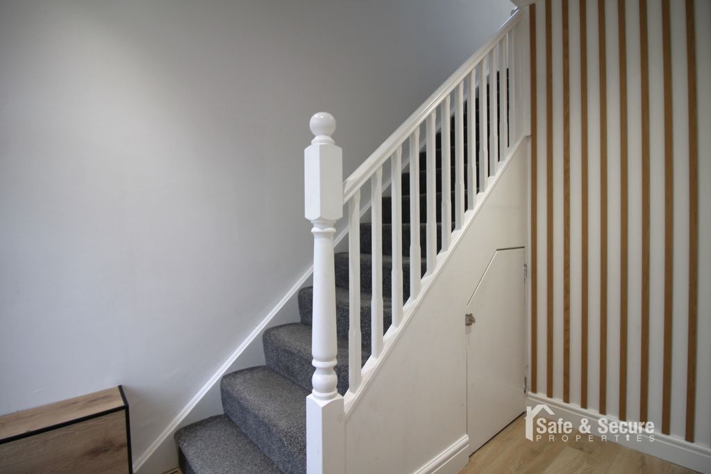 Property photo 2 of 16 Hallway (1)