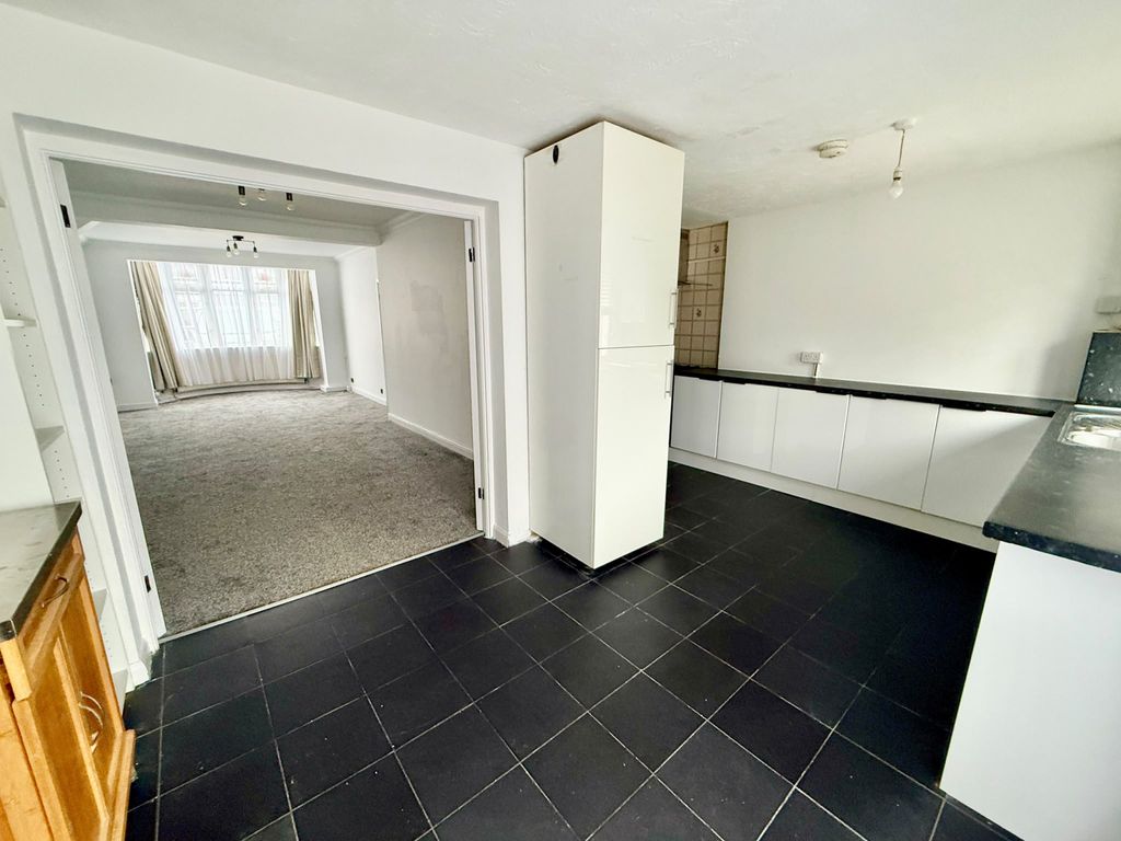 Property photo 1 of 16 Refurbished 3-Bedroom House Near Chadwell Heath