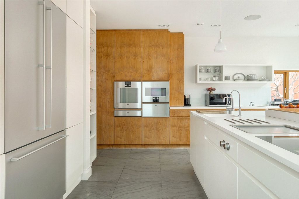 Property photo 2 of 18 Kitchen