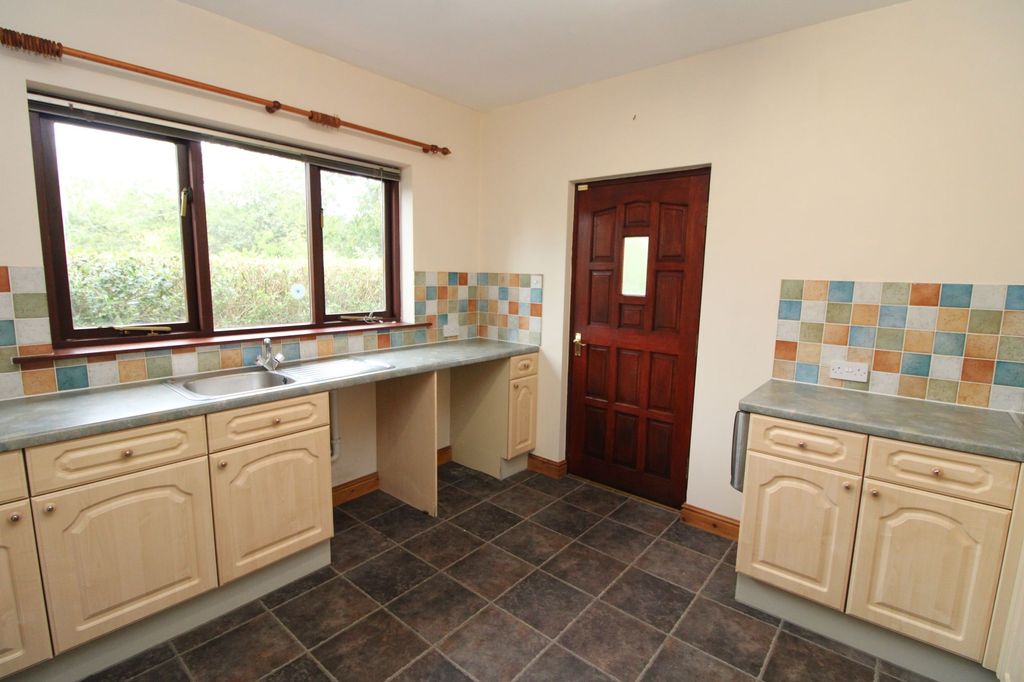 Property photo 3 of 20 Kitchen