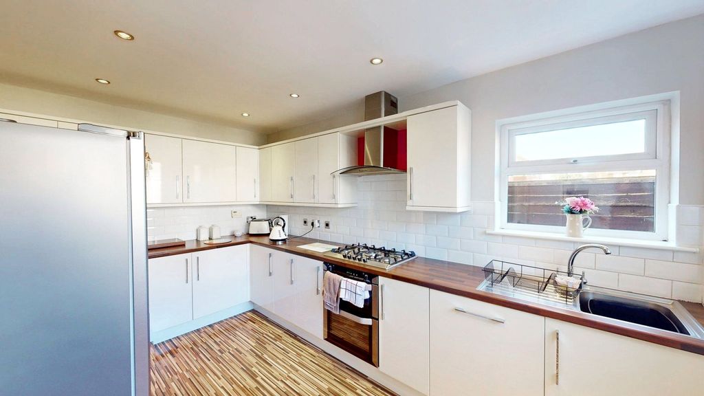 Property photo 3 of 19 Kitchen