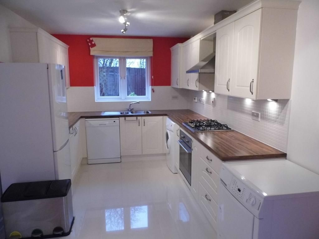Property photo 2 of 10 Kitchen