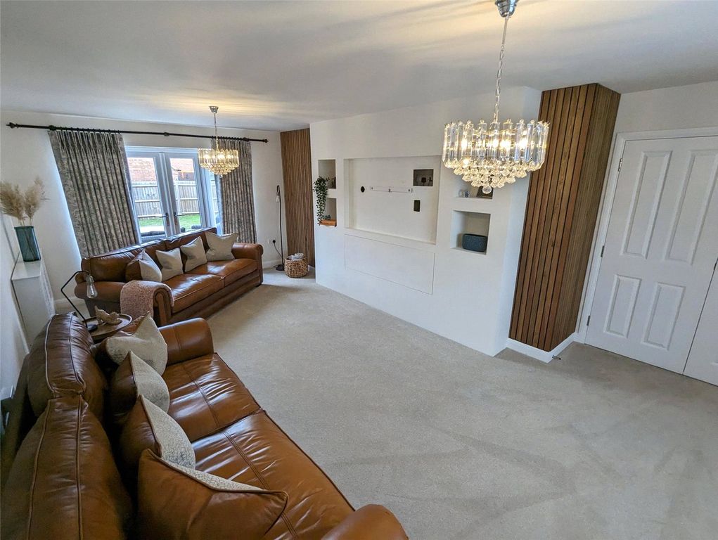 Property photo 2 of 32 Lounge