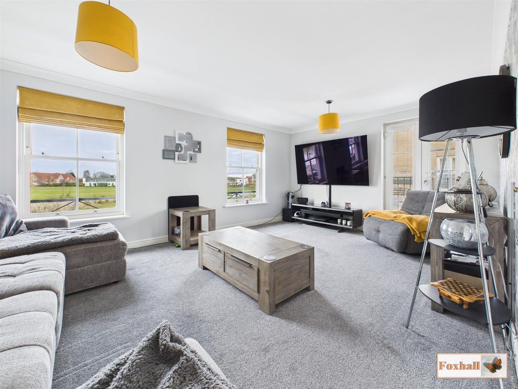 Property photo 2 of 30 Lounge