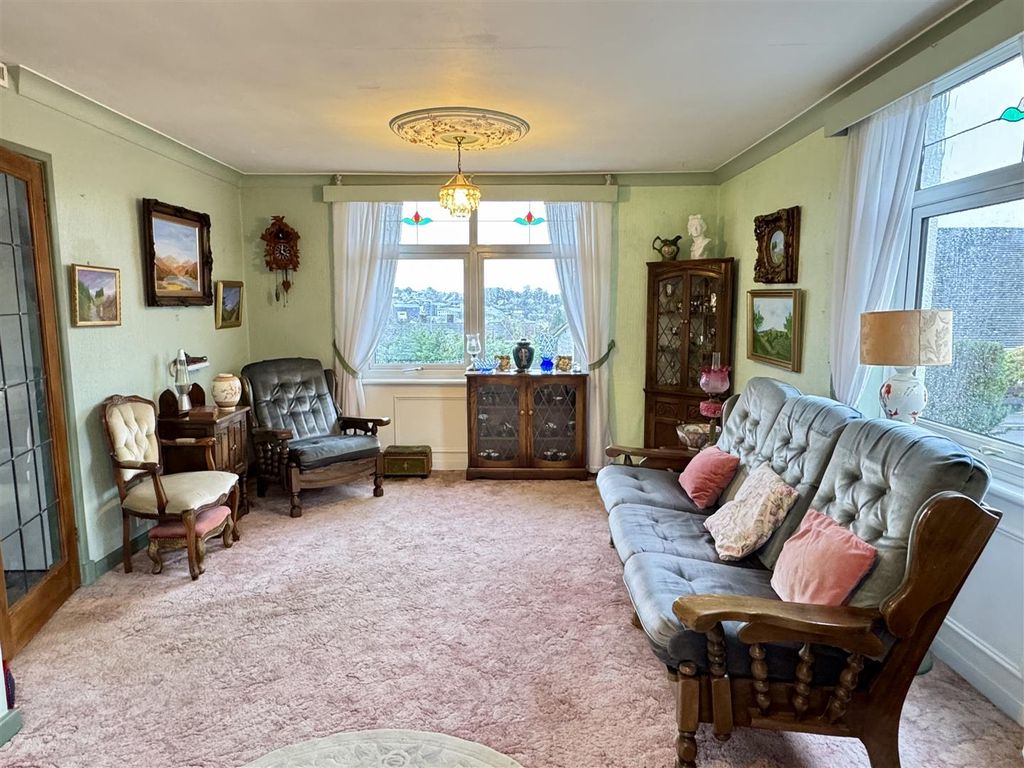 Property photo 3 of 22 Lounge