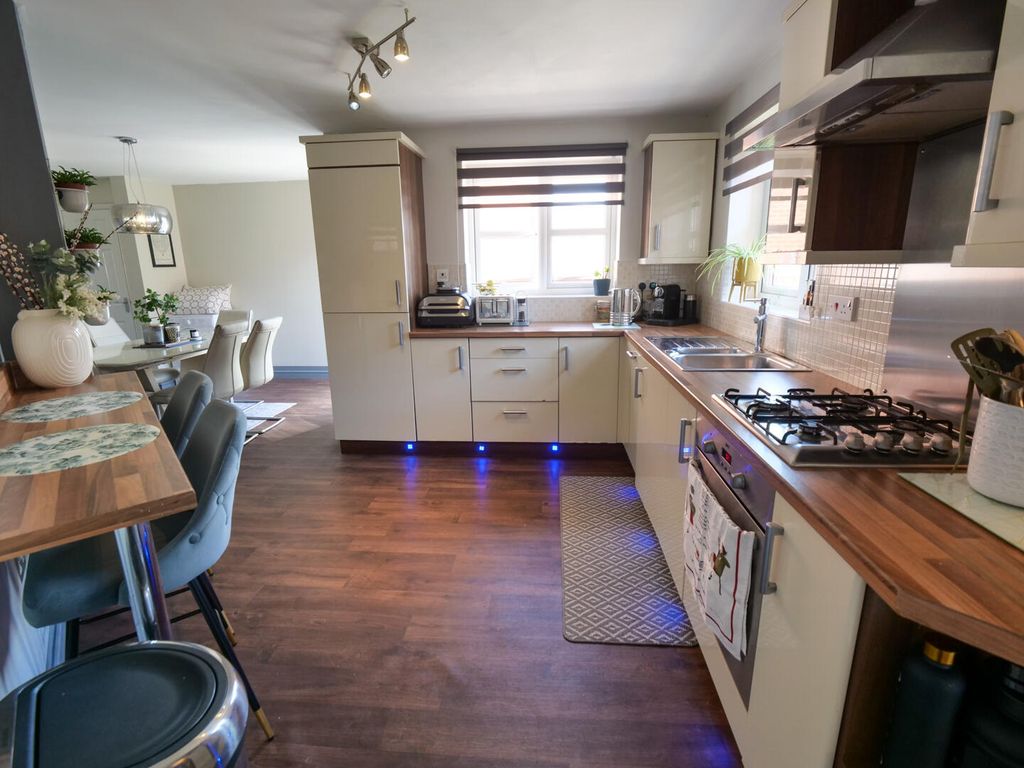 Property photo 3 of 16 Kitchen