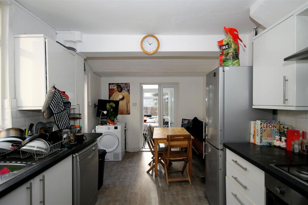 Property photo 2 of 10 Kitchen