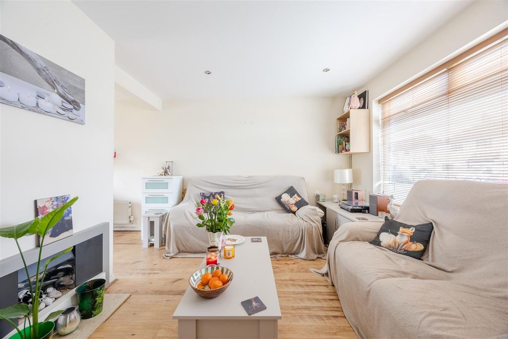 Property photo 2 of 31 Lounge