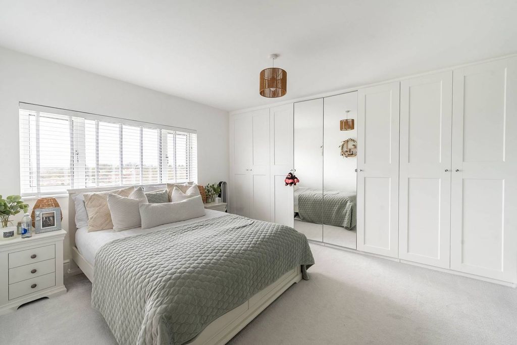 Property photo 2 of 25