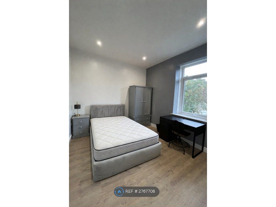 Property photo 2 of 18 Room 4