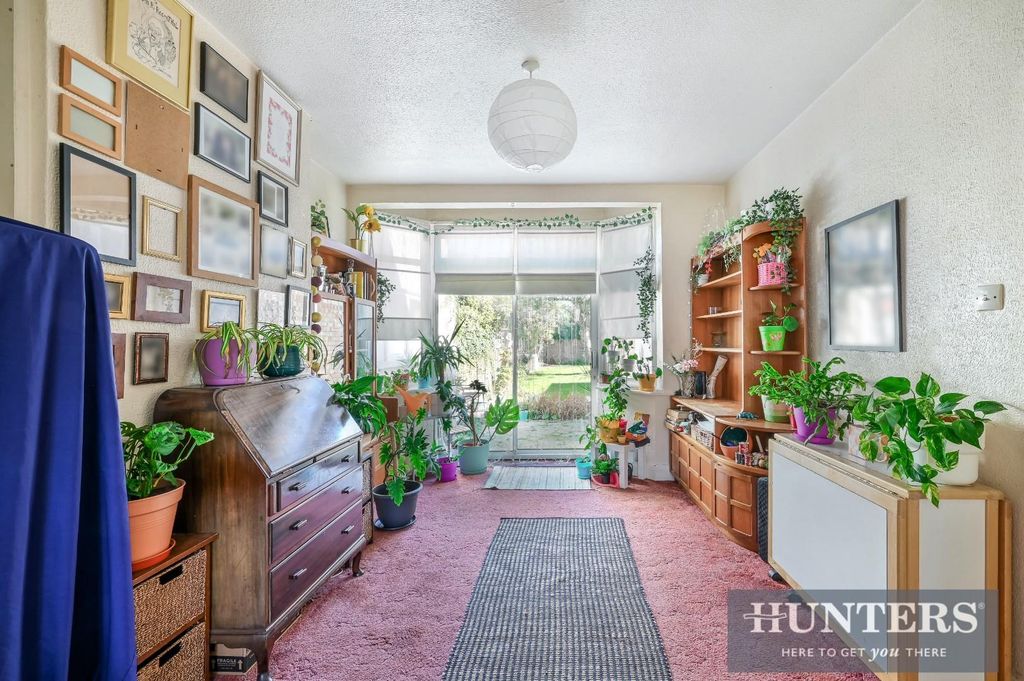 Property photo 3 of 12 Lyncroft Gardens, 5.Jpg