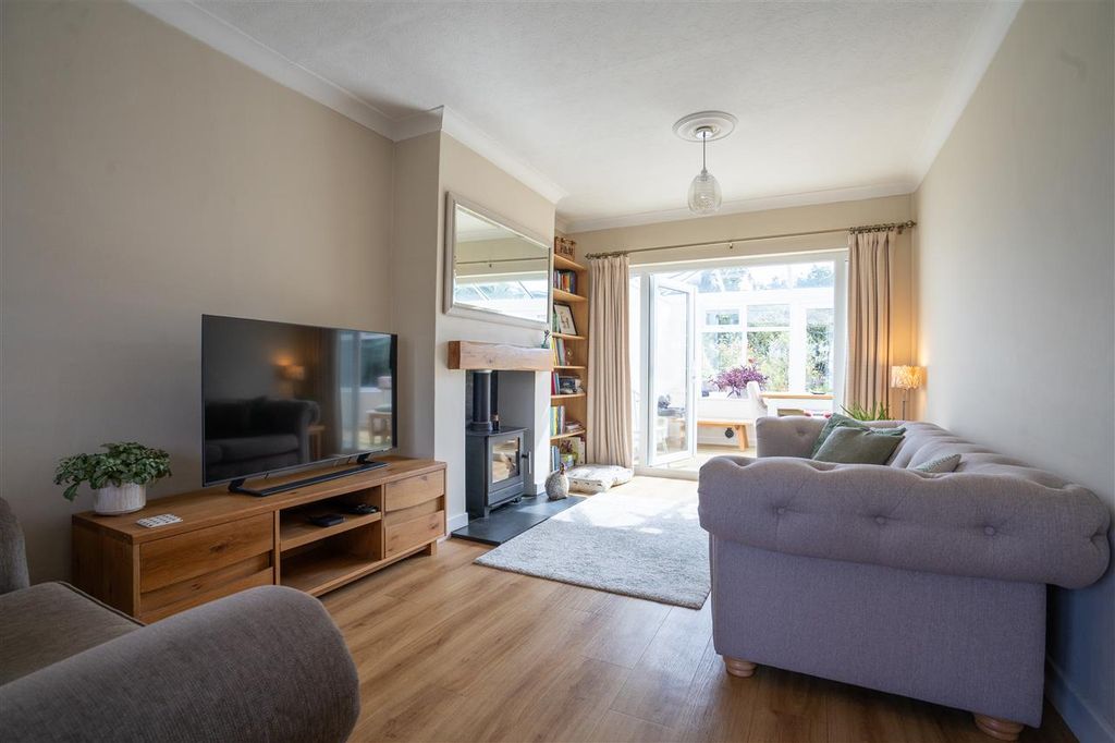 Property photo 2 of 23 Through Lounge