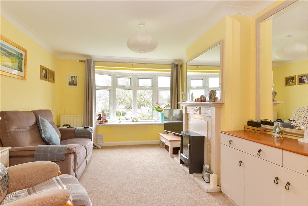 Property photo 3 of 13 Lounge