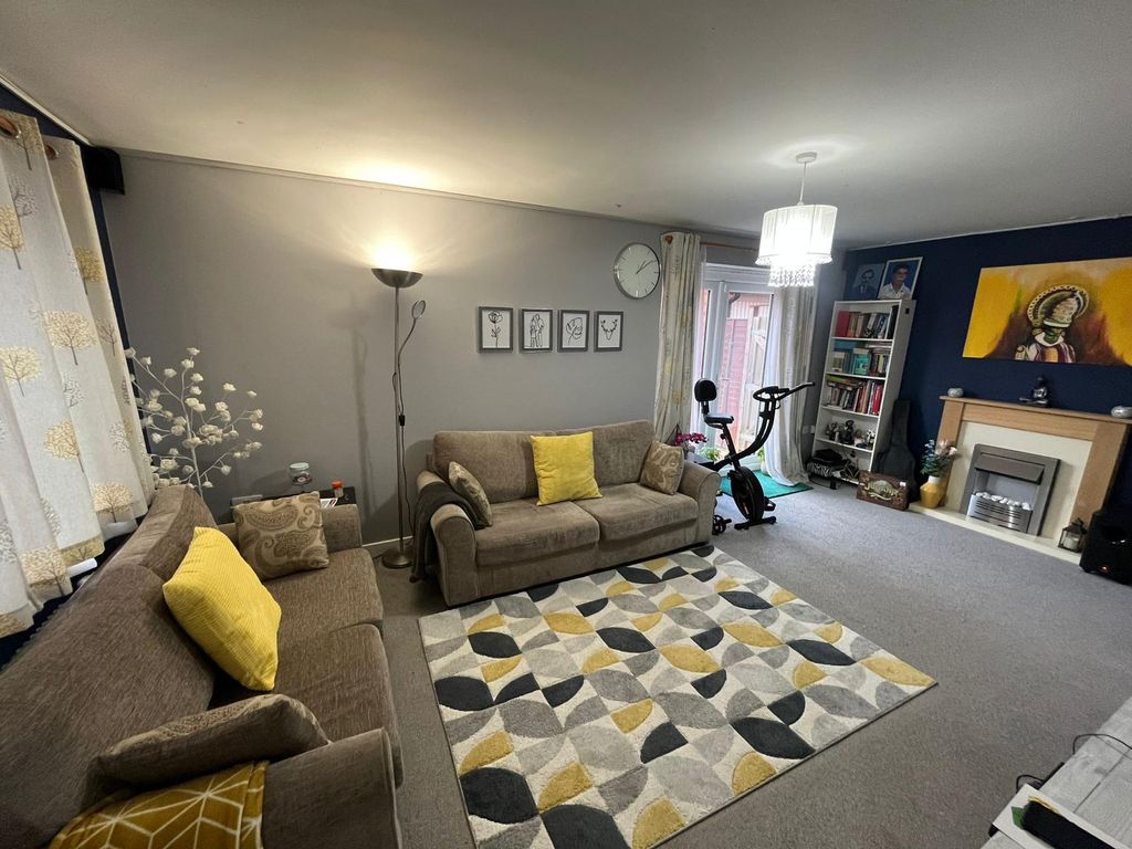 Property photo 3 of 11 Living Room