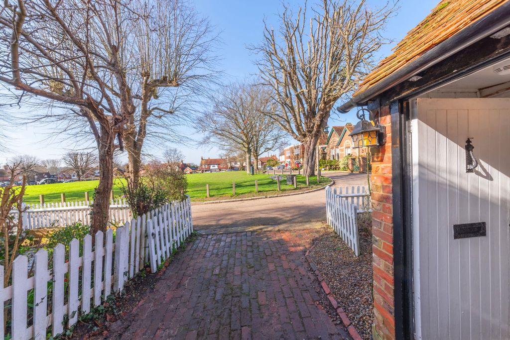 Property photo 2 of 32