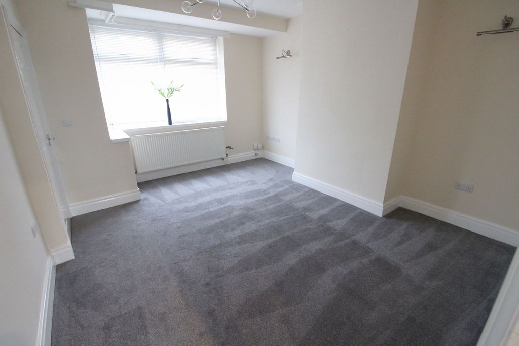 Property photo 2 of 13 Photograph 3