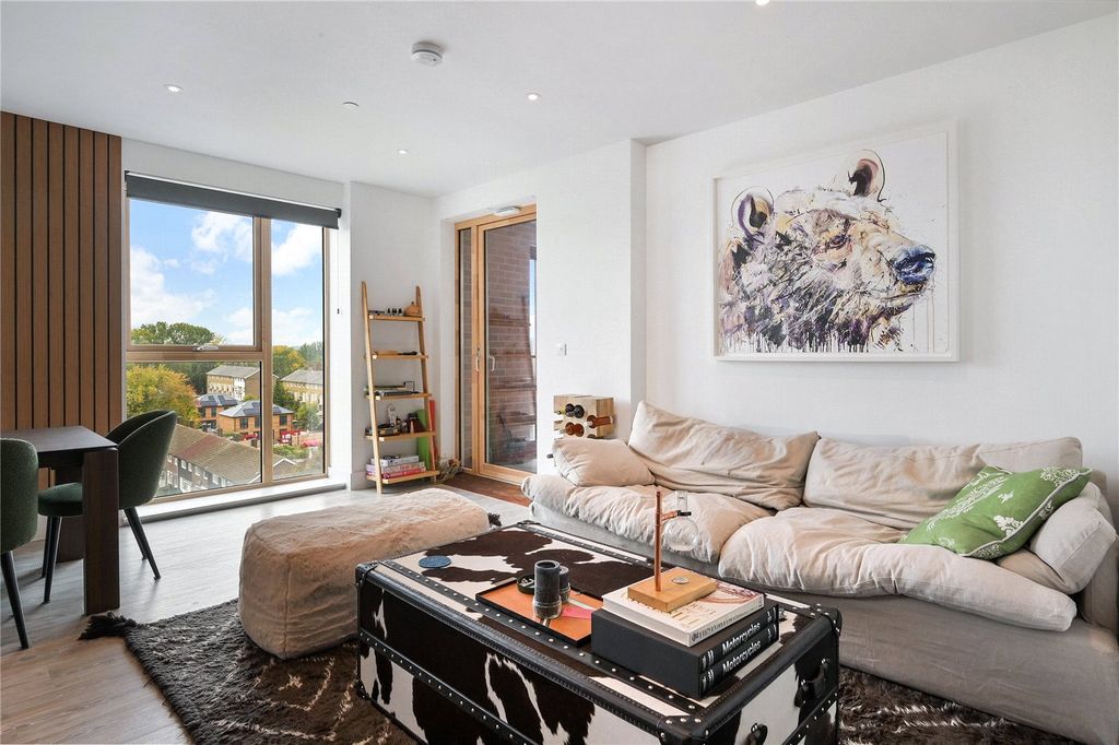 Property photo 2 of 23 Crane Court