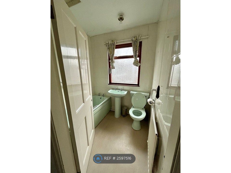 Property photo 3 of 15 Bathroom/Wc