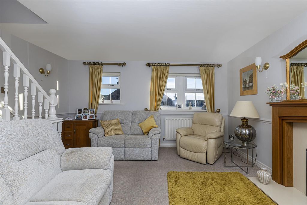 Property photo 2 of 33 Living Room