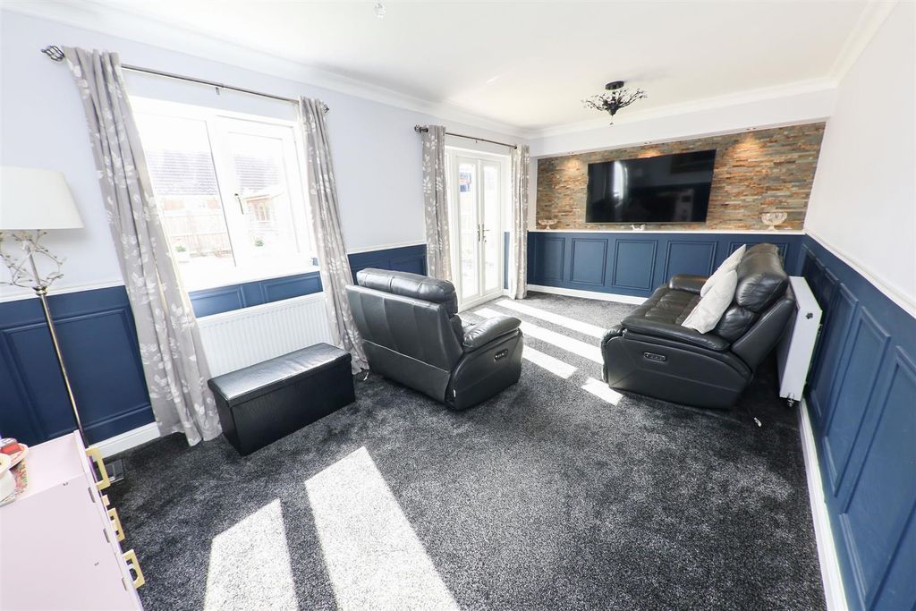 Property photo 2 of 22 Lounge