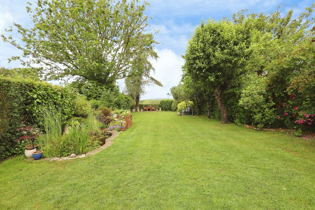 Property photo 2 of 20