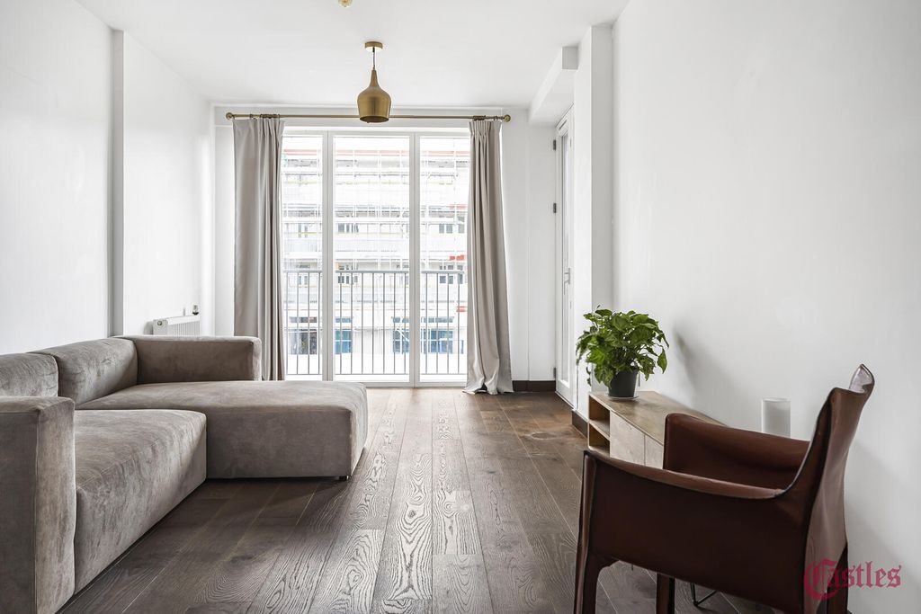 Property photo 1 of 31 Living Room