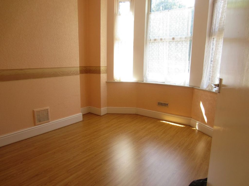 Property photo 3 of 8 Lounge