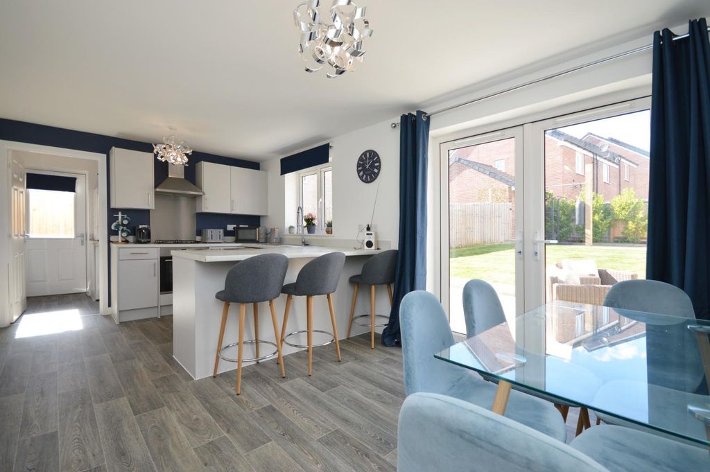 Property photo 2 of 22 Kitchen/Dining Room