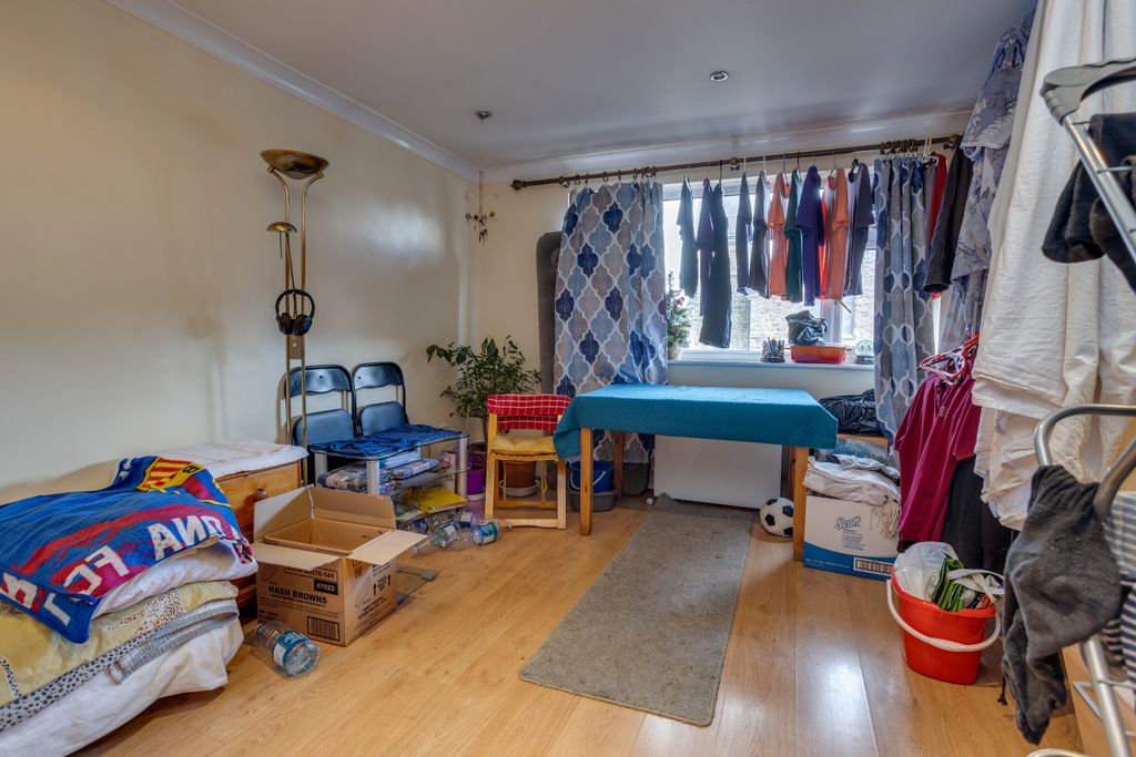 Property photo 2 of 16 Flat 184 London Road, East Grinstead, East Sussex, Rh19 1Ey