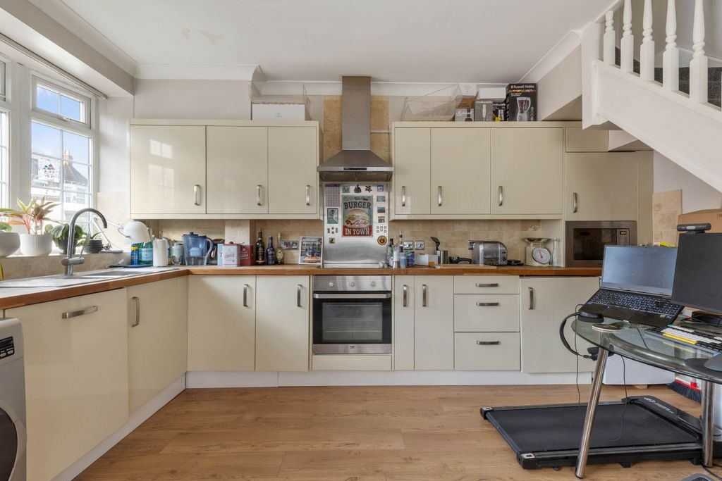 Property photo 2 of 8 Flat 3, Golden Mews, Se20 - 3