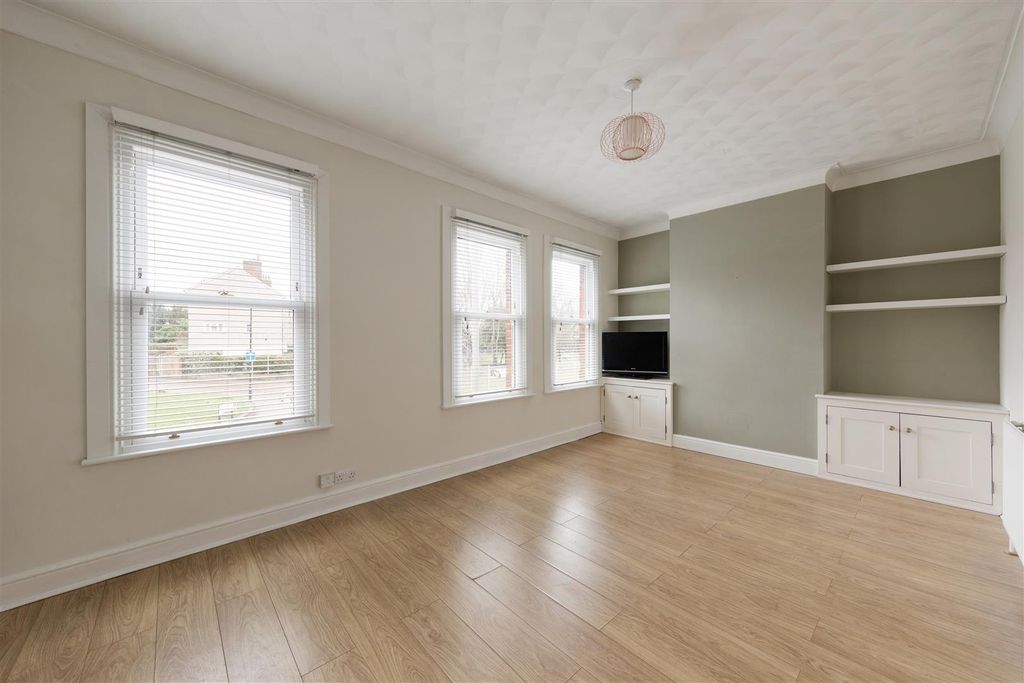 Property photo 2 of 28 Blackhorse Road, E17