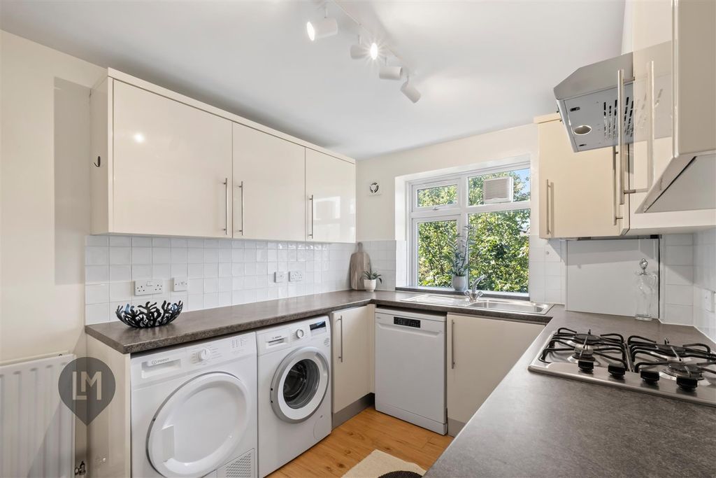 Property photo 2 of 7 Kitchen