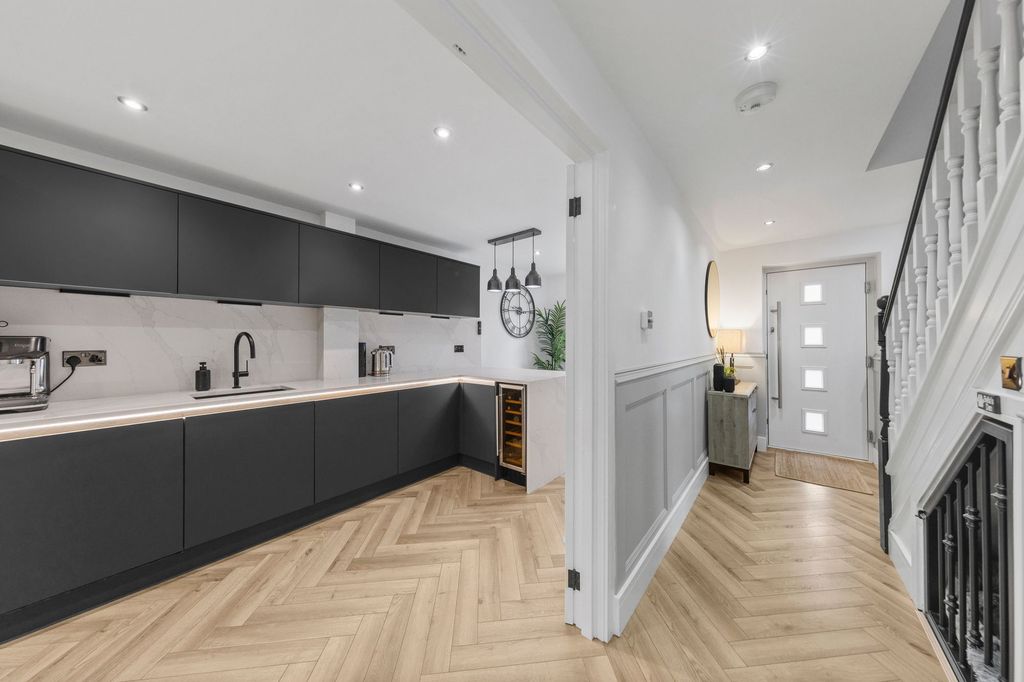 Property photo 2 of 31