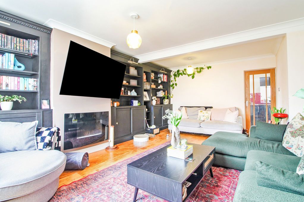 Property photo 3 of 18 Living Room