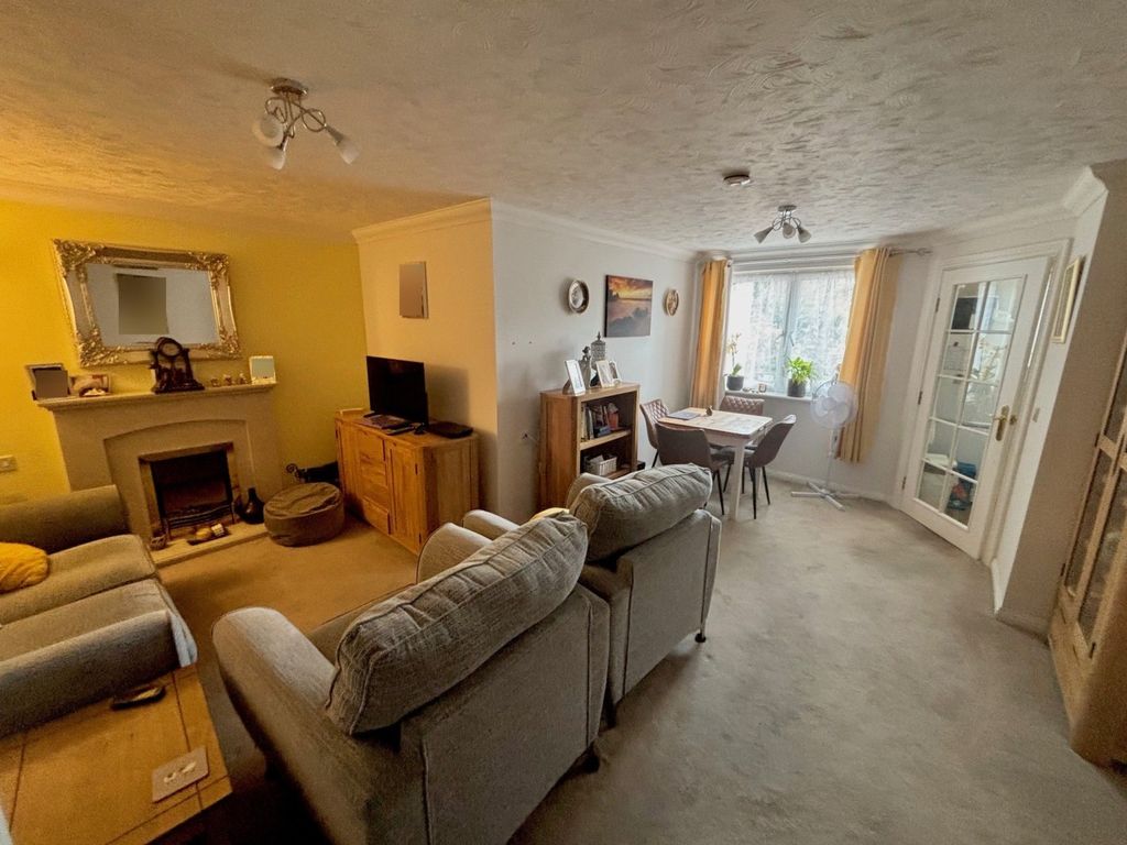 Property photo 2 of 6 Lounge