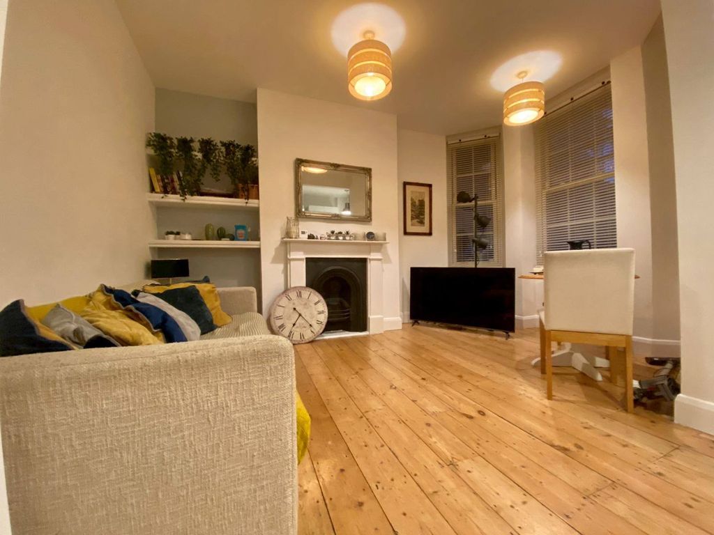 Property photo 1 of 8 Nelsons Are Proud To Present This Beautiful Two Bedroom Flat Situated Within A Seconds Walk To The Restaurants Of More London And London Bridge Station Offering Easy Access Into The City.