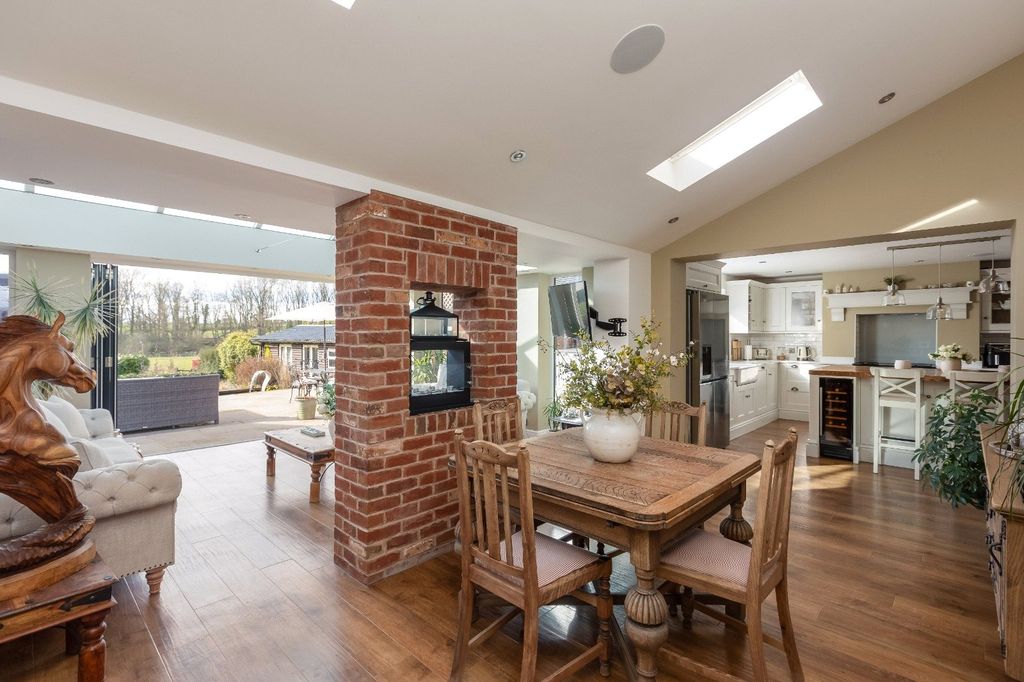Property photo 2 of 31 Dining Room