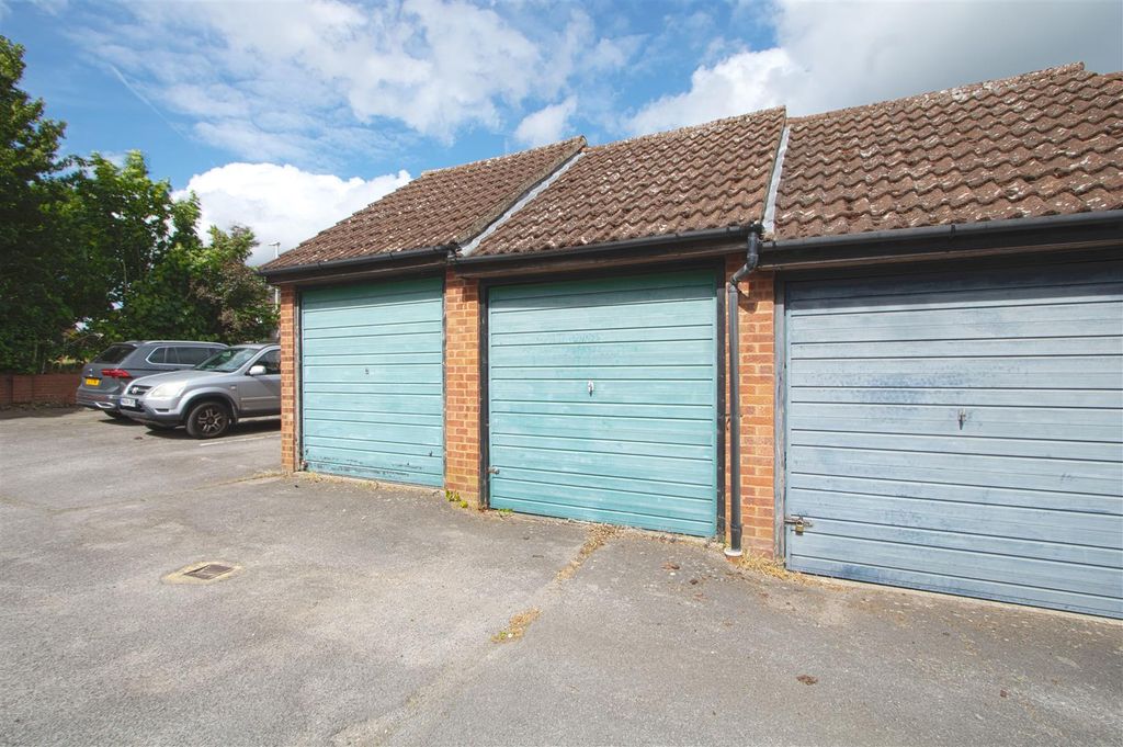 Property photo 2 of 11 Garage