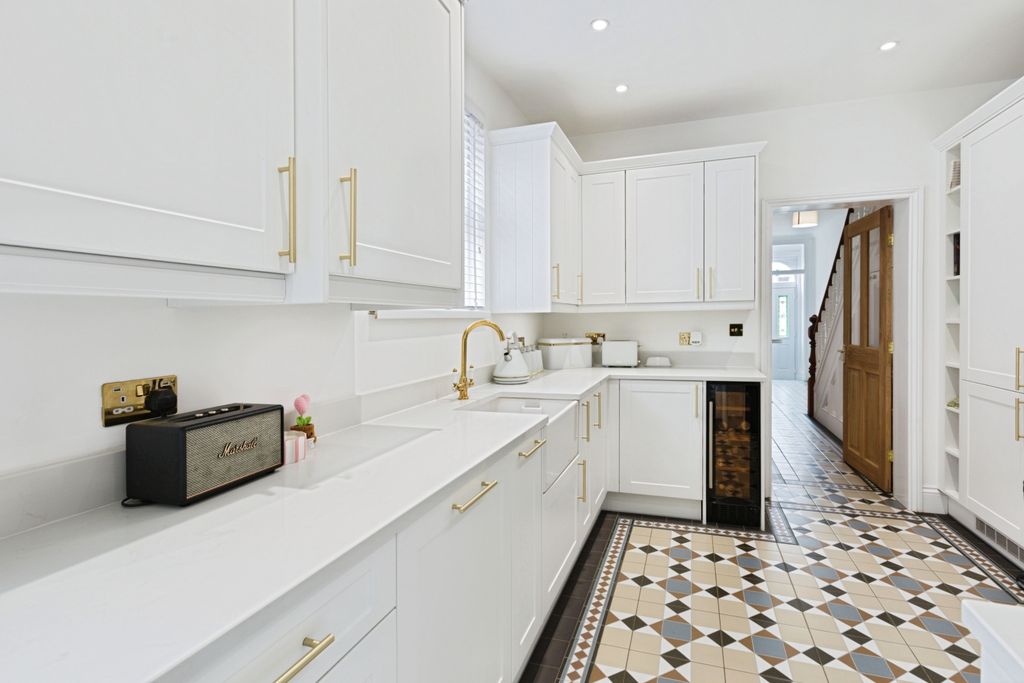Property photo 2 of 19 Kitchen