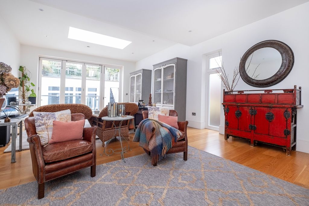 Property photo 3 of 23