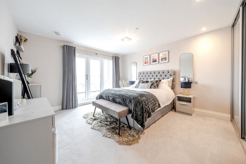 Additional image 7 of 2 bed penthouse for saleThe Colonnade, Maidenhead SL6